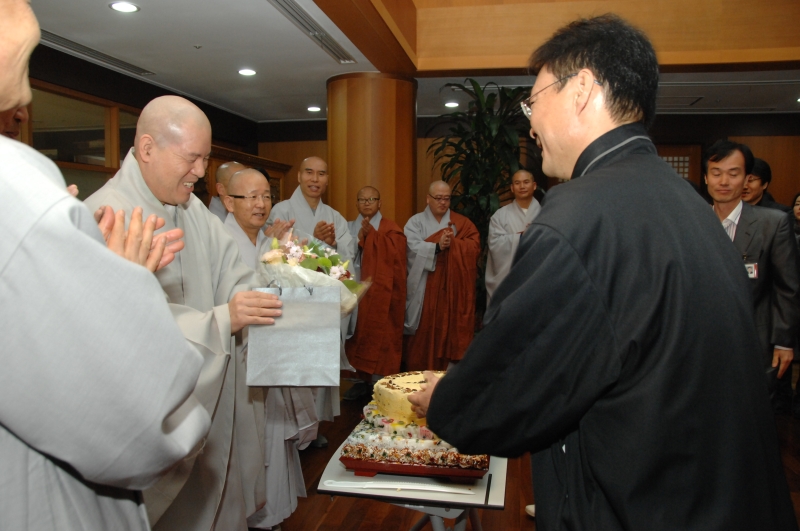 2010.11.05_원장스님 취임1주년 원우회 축하떡 (18)